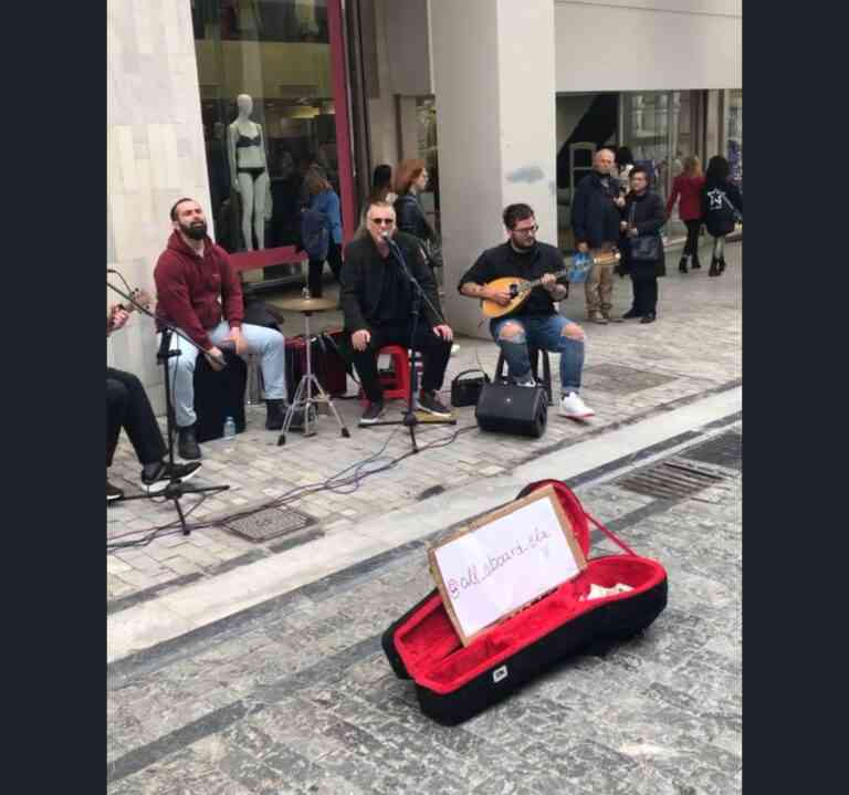 Οι «Πυξ Λαξ» έγιναν για λίγο μουσικοί του δρόμου στην Ερμού! (VIDEO)