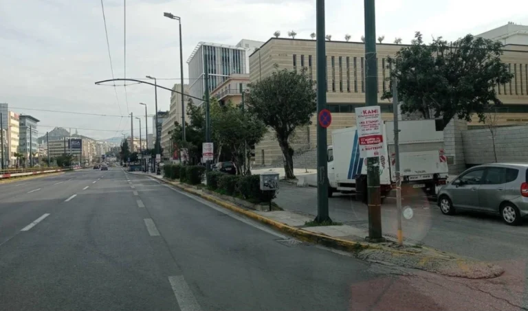 Με εντολή Χαρδαλιά ξηλώνονται οι αφίσες του ΚΚΕ για την ομιλία Κουτσούμπα