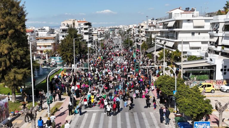 Ξεφάντωσαν με Πασχάλη στο καρναβάλι της Αργυρούπολης (ΦΩΤΟ)