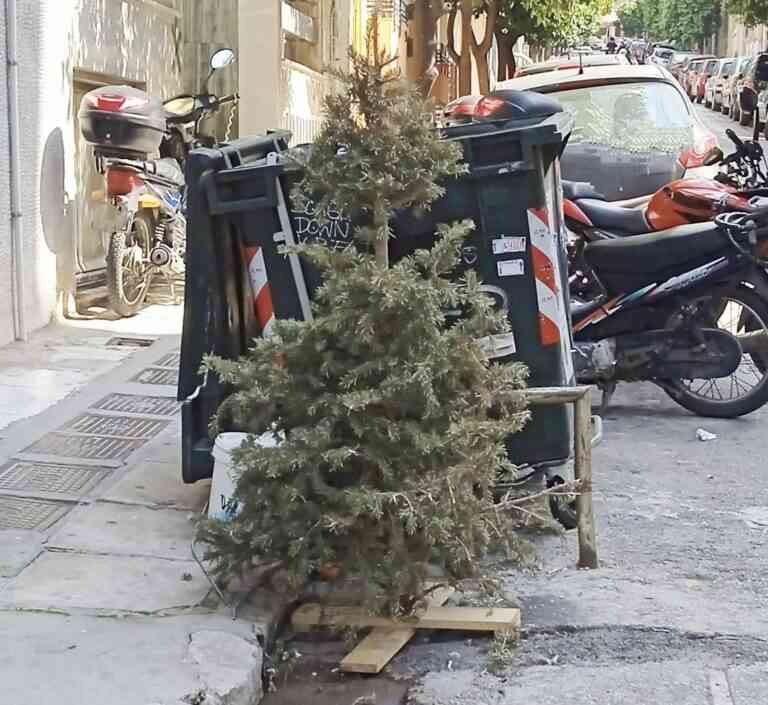 Τα Χριστούγεννα… άργησαν να τελειώσουν στην Κυψέλη (ΦΩΤΟ)