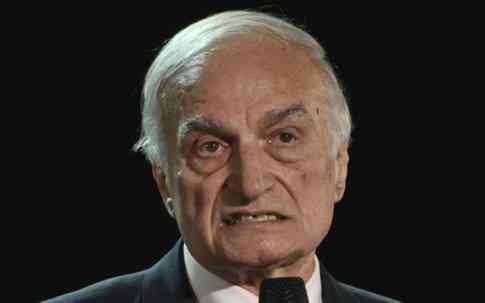Παραμένουν σε κρίσιμη κατάσταση ο Μανώλης Μαυρομμάτης και η σύζυγός του – Δεν προχώρησε η αποσωλήνωση