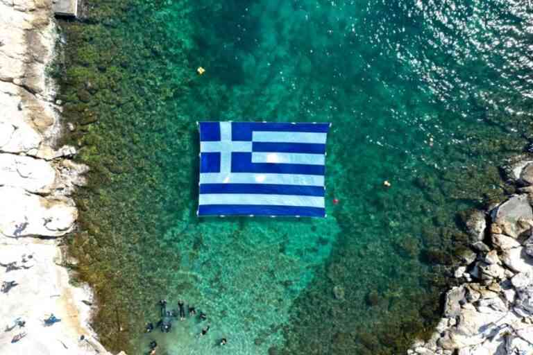 Η τεράστια ελληνική σημαία στη θάλασσα του Πειραιά