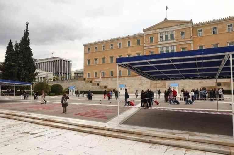 Δεν κάλυψαν με την εξέδρα των επισήμων τα ονόματα των νεκρών των Τεμπών για την παρέλαση