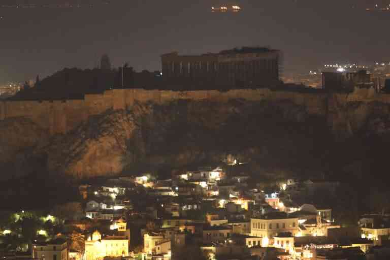 «Έσβησαν» τα φώτα στην Ακρόπολη για την «Ώρα της Γης» (VIDEO)