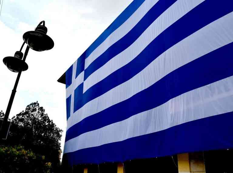 Γιγαντιαία σημαία στο Δημαρχείο Περάματος! (VIDEO)