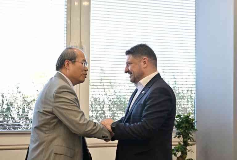 Συνάντηση εργασίας του Περιφερειάρχη Αττικής με τον πρέσβη της Λαϊκής Δημοκρατίας της Κίνας στην Ελλάδα