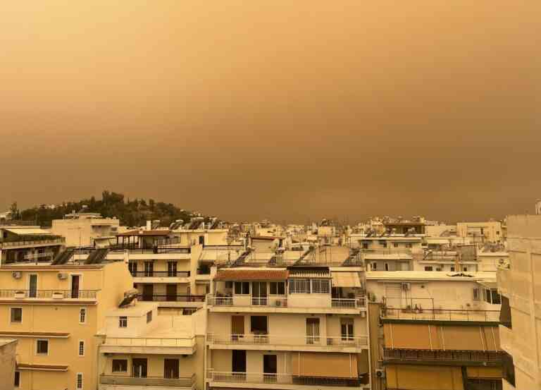 «Πνίγηκε» ο Αττικός ουρανός από τη σκόνη | Απόκοσμη η εικόνα της Αθήνας (VIDEO)