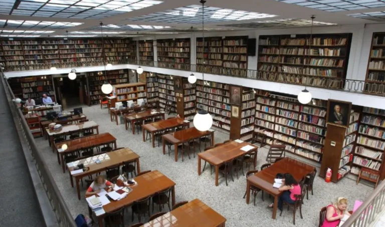 Ανοίγει ξανά τις πύλες της στο κοινό η Κεντρική Δημοτική Βιβλιοθήκη Πειραιά