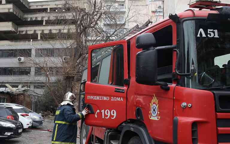 Φωτιά σε εγκαταλελειμμένο κτίριο στην πλατεία Αττικής