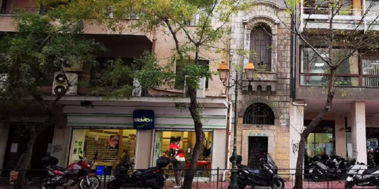 Η ιστορία πίσω από την βαριά πόρτα του ιστορικού κτιρίου στην Ακαδημίας 58