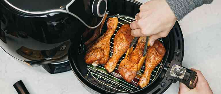 Air fryer: Ειδικοί εξηγούν τι είναι καλό να αποφεύγουμε να μαγειρεύουμε στη φριτέζα αέρος