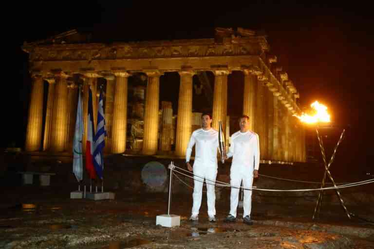 Η Ολυμπιακή φλόγα στον Ιερό Βράχο της Ακρόπολης (ΦΩΤΟ + VIDEO)
