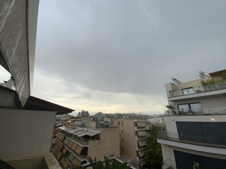 Βροχή και δυνατοί βοριάδες στην Αθήνα