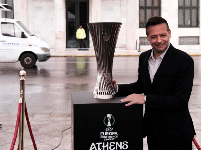 Το κύπελλο του Europa Conference League έφτασε στην πλατεία Κοτζιά! (ΦΩΤΟ)