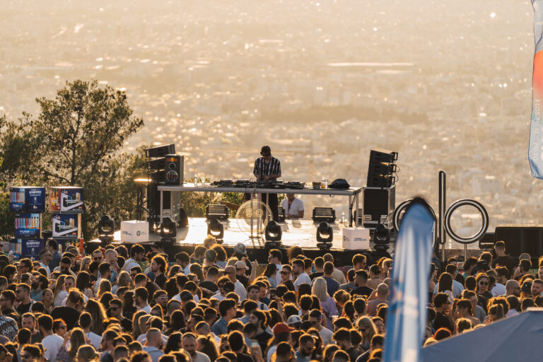 Χορευτική πίστα το πάρκινγκ του Λυκαβηττού!