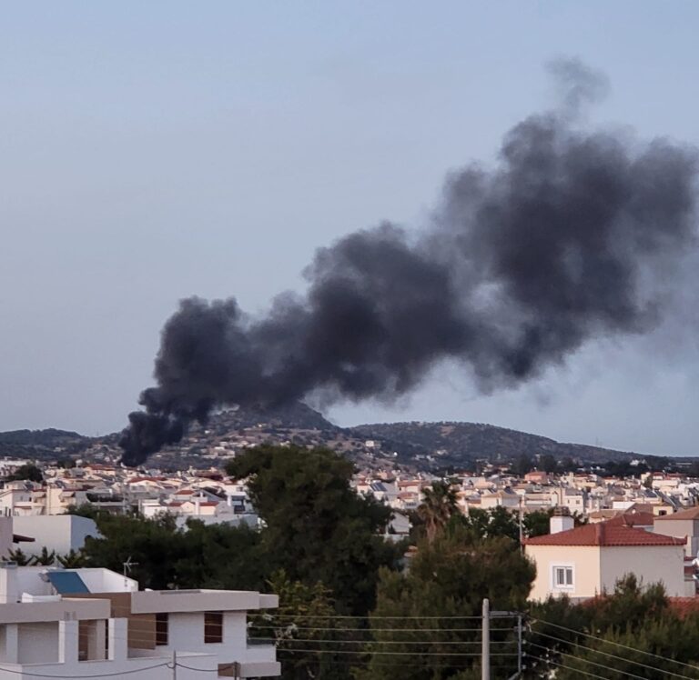 Φωτιά σε πάρκινγκ σκαφών στη Βάρη (VIDEO)