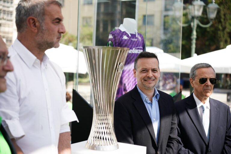 Η «κούπα» του Europa Conference League στην πλατεία Κοτζιά (ΦΩΤΟ + VIDEO)