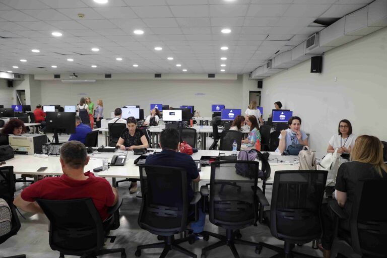 Αυτοψία του Νίκου Χαρδαλιά στο συντονιστικό κέντρο της Περιφέρειας Αττικής στο ΣΕΦ ενόψει ευρωεκλογών