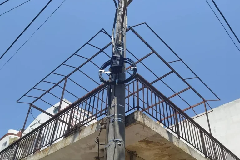 Τι είναι οι μαύρες «κουλούρες» καλωδίων που κρέμονται από τις κολώνες της ΔΕΗ