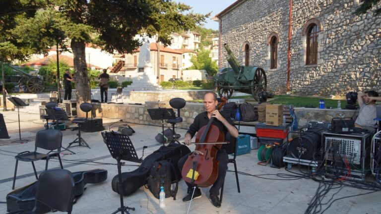 Ο τσελίστας που παίζει μουσική για τον κόσμο στο Άλσος Παγκρατίου (VIDEO)