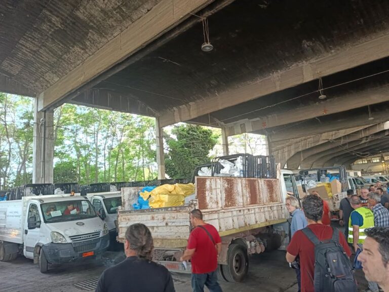 Στο δρόμο για τα σχολεία της Αθήνας το εκλογικό υλικό