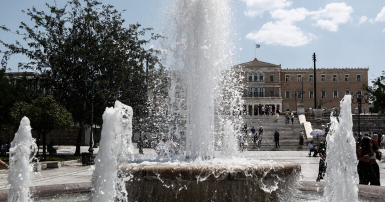 Στάση δροσιάς στο σταθμός του μετρό στο Σύνταγμα