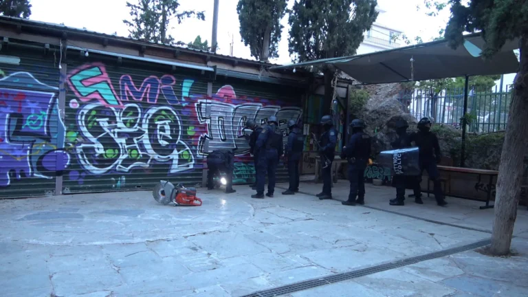 Εκκενώθηκε κατάληψη σε κτίριο του Δήμου Αθηναίων στο Λόφο Στρέφη (ΦΩΤΟ)