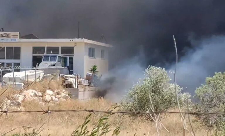 Περιορίστηκε η φωτιά στο Κορωπί | Κατεστραμμένα σπίτια και επιχειρήσεις