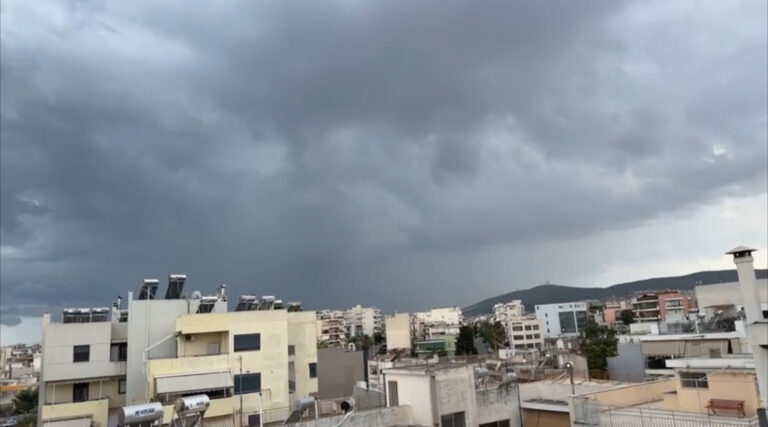 Πλημμυρικά φαινόμενα, χαλαζοπτώσεις και φωτιές από κεραυνούς το σκηνικό του καιρού στην Αττική