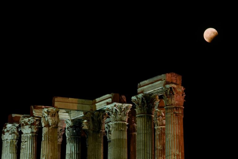 Τέσσερις χώροι σε Αθήνα και Πειραιά για να απολαύσετε την Πανσέληνο του Αυγούστου