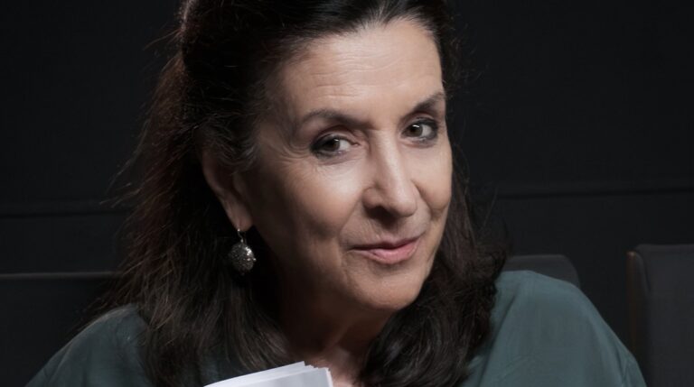 “Μια Ζωή – Ο μονόλογος μιας μοδίστρας” με τη Νένα Μεντή. Πρεμιέρα 29 Νοεμβρίου