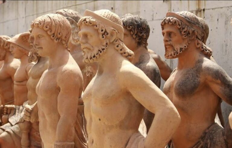 Το καμίνι του Αιγάλεω: Ο Μπάμπης Γκούμας κρατά ζωντανή την τέχνη των ακροκεράμων
